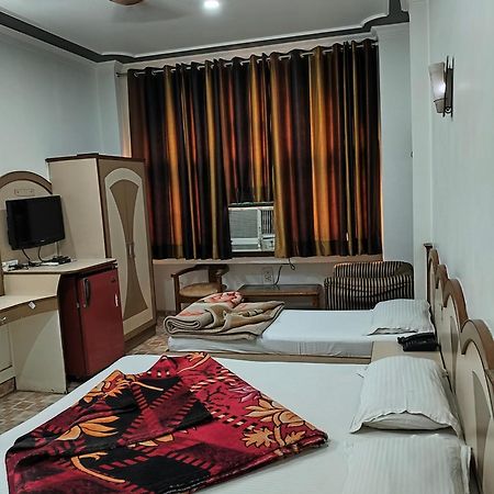 Hotel Yatri International New Delhi Bagian luar foto