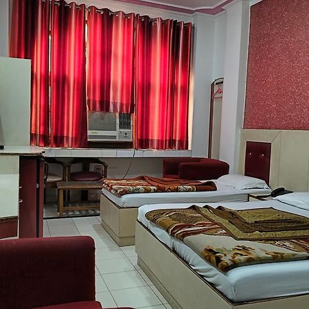 Hotel Yatri International New Delhi Bagian luar foto