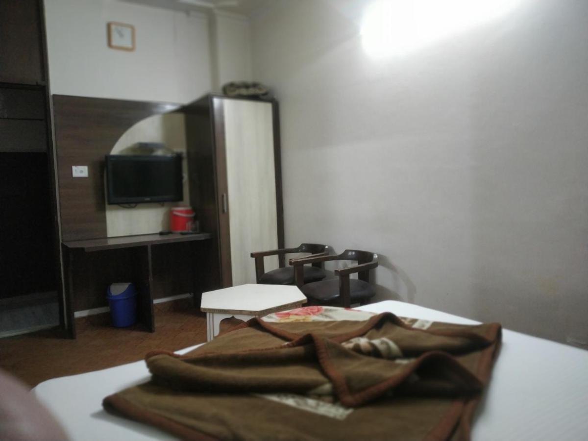 Hotel Yatri International New Delhi Bagian luar foto