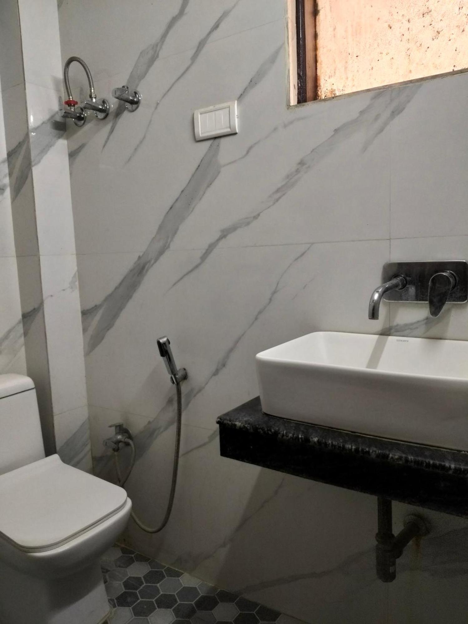 Hotel Yatri International New Delhi Bagian luar foto