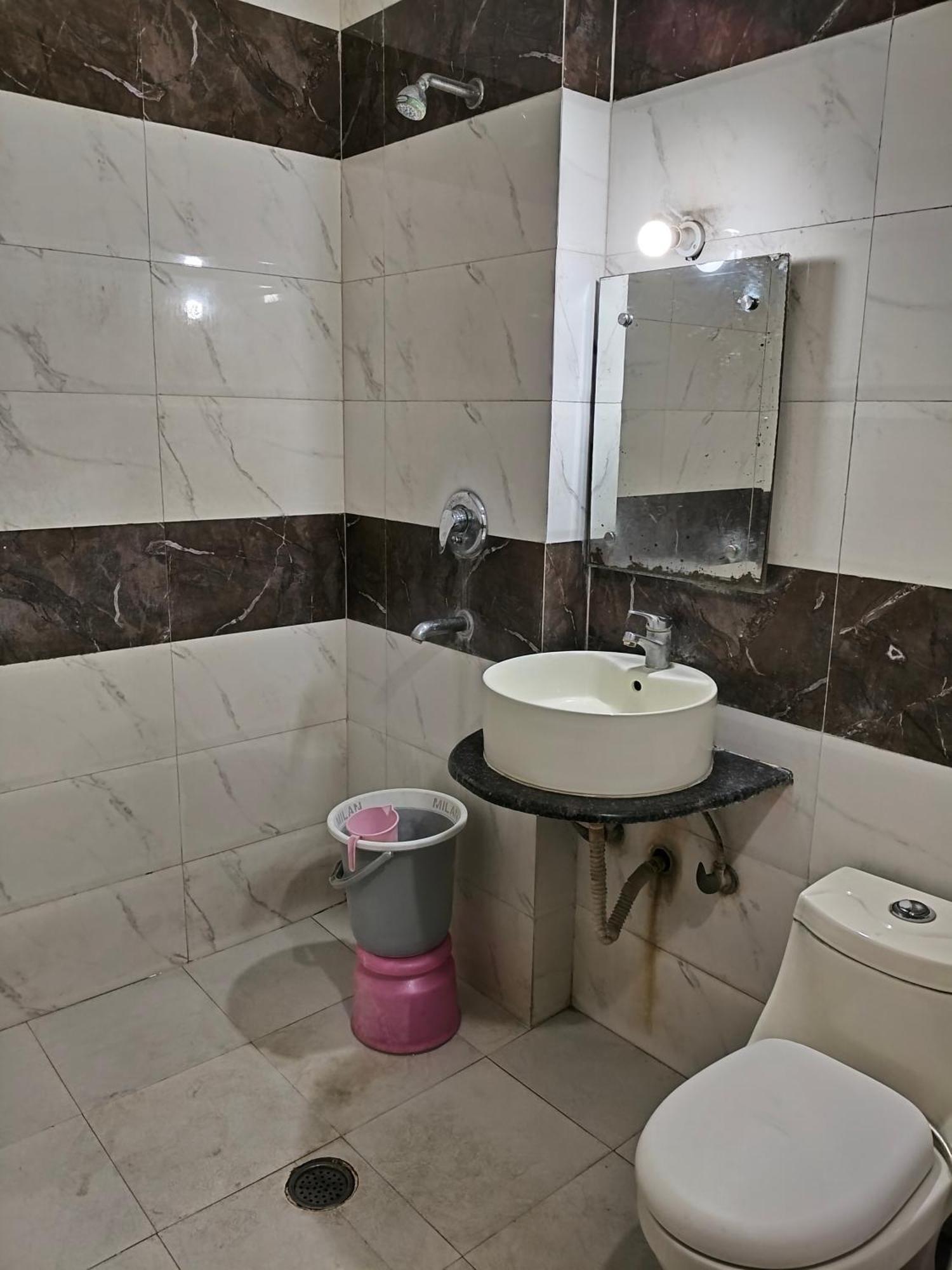 Hotel Yatri International New Delhi Bagian luar foto