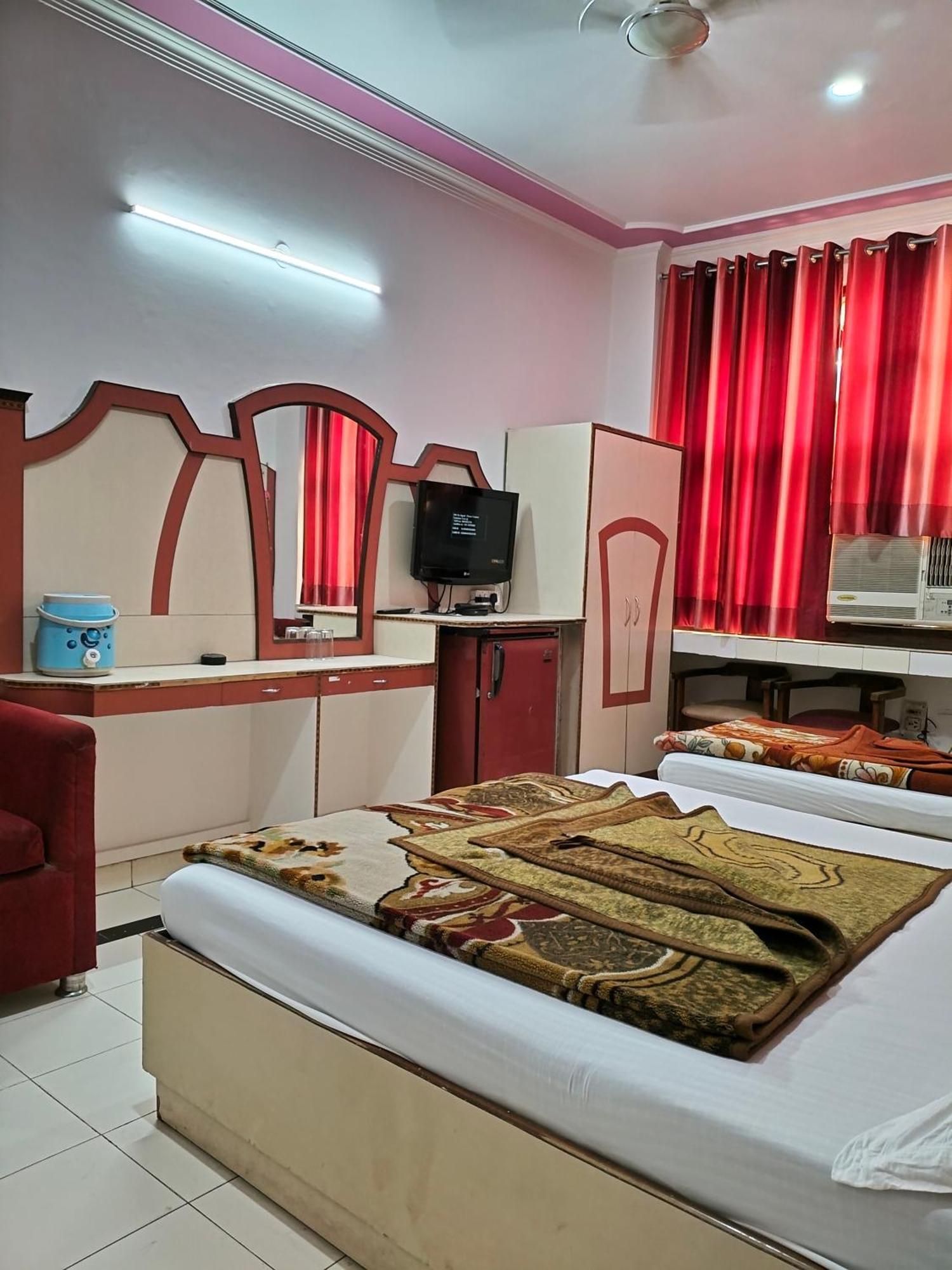 Hotel Yatri International New Delhi Bagian luar foto