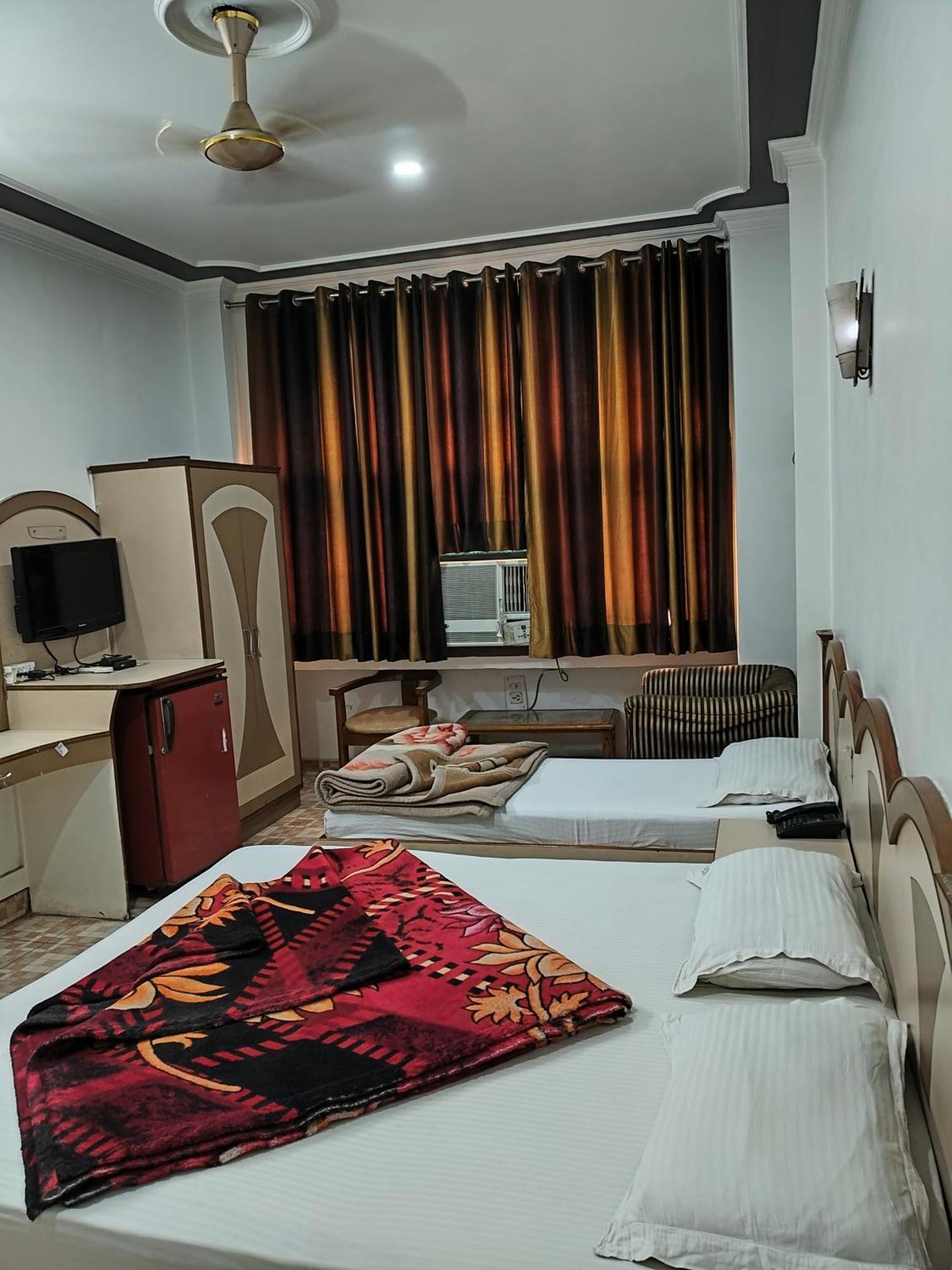Hotel Yatri International New Delhi Ruang foto