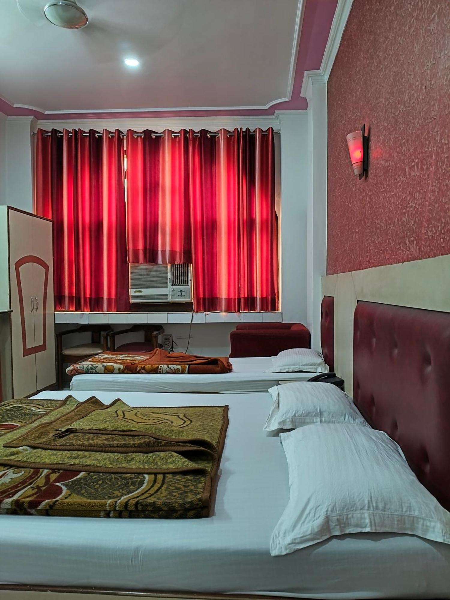 Hotel Yatri International New Delhi Bagian luar foto