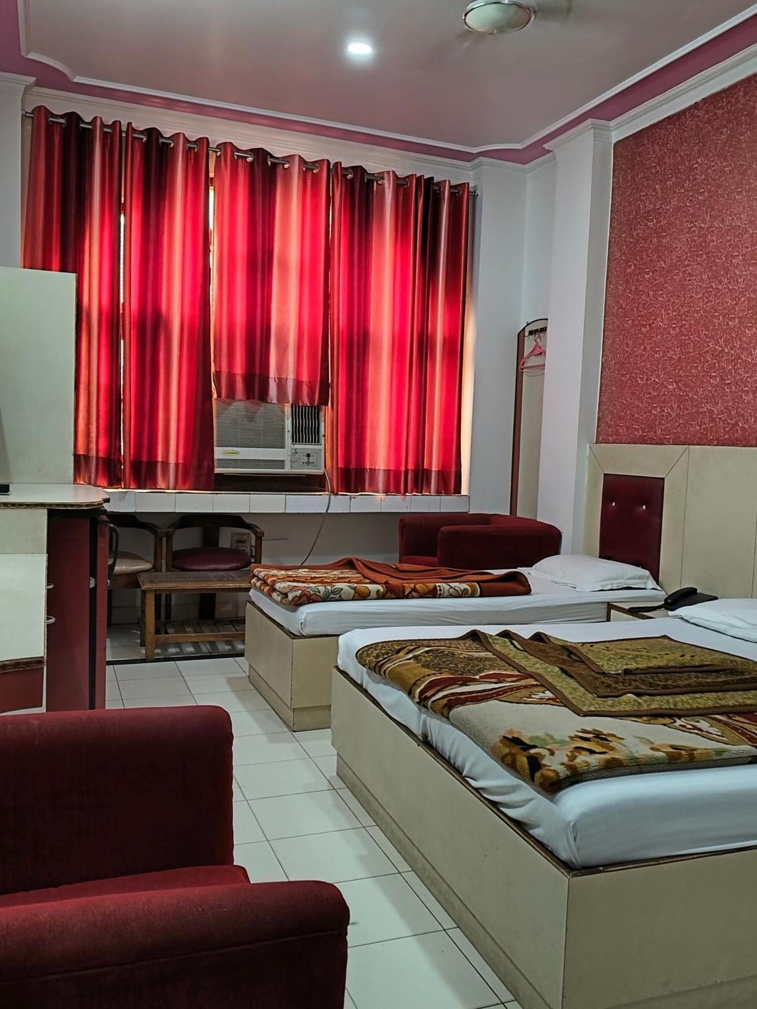 Hotel Yatri International New Delhi Bagian luar foto