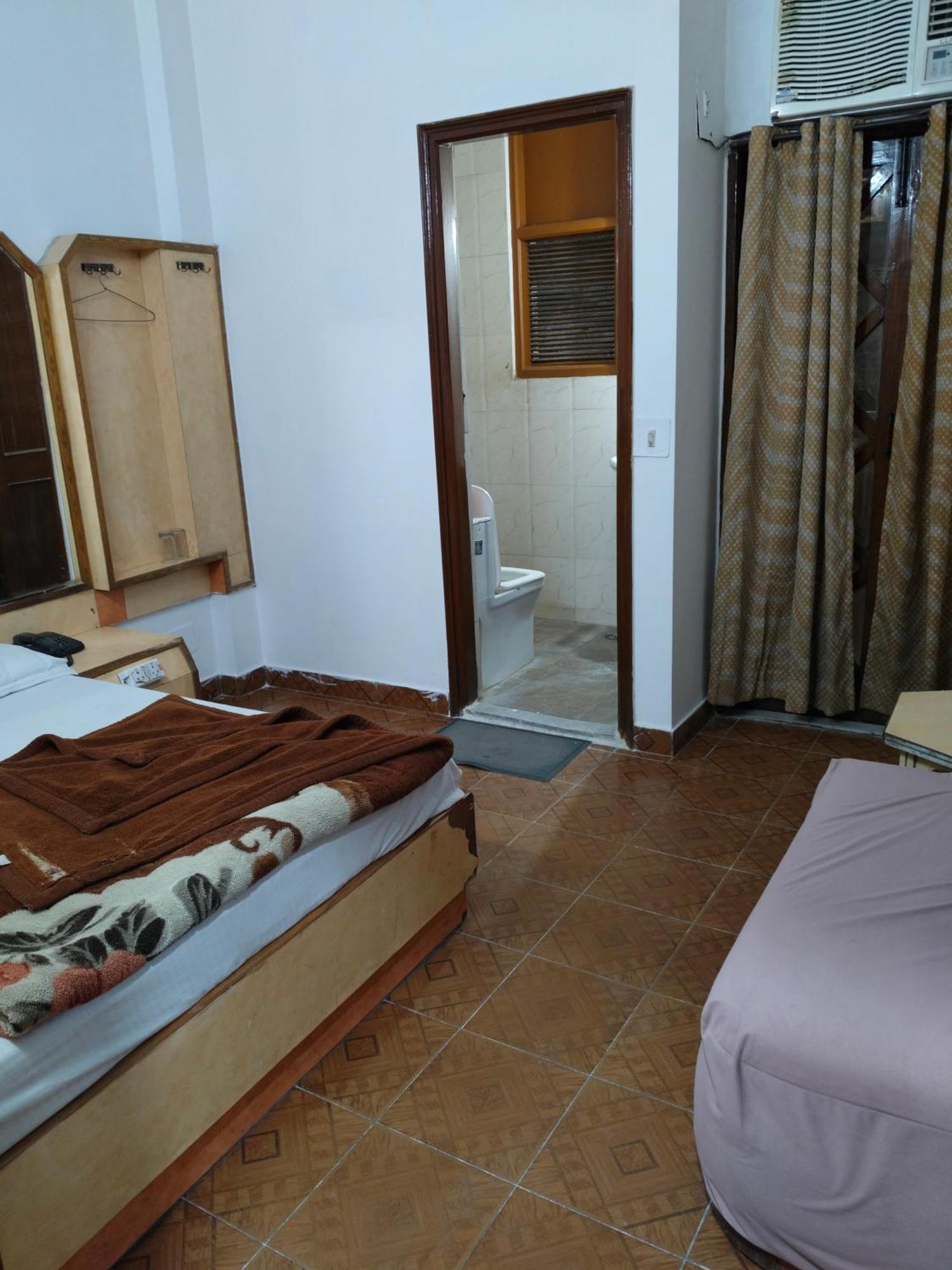 Hotel Yatri International New Delhi Ruang foto