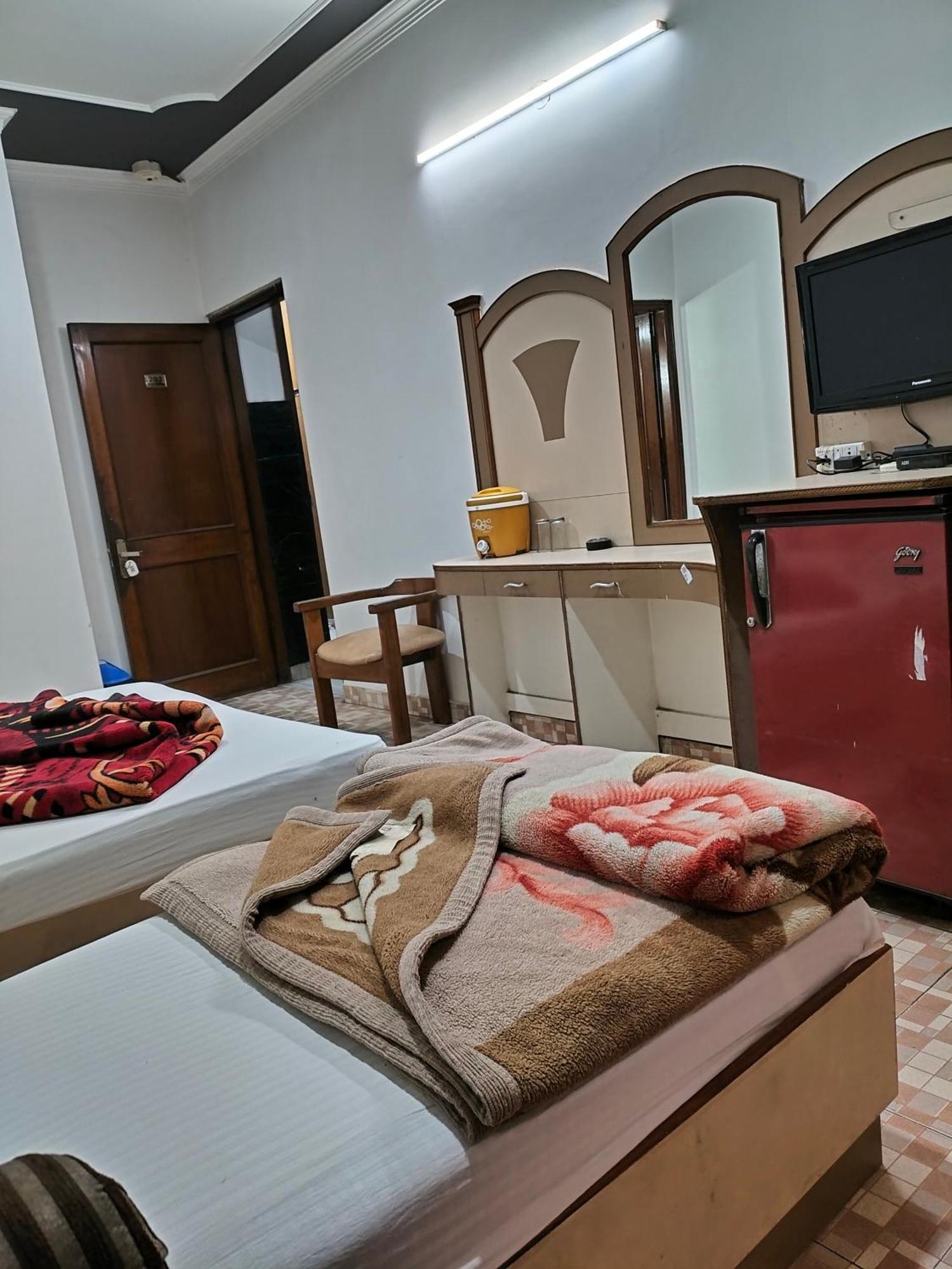 Hotel Yatri International New Delhi Ruang foto