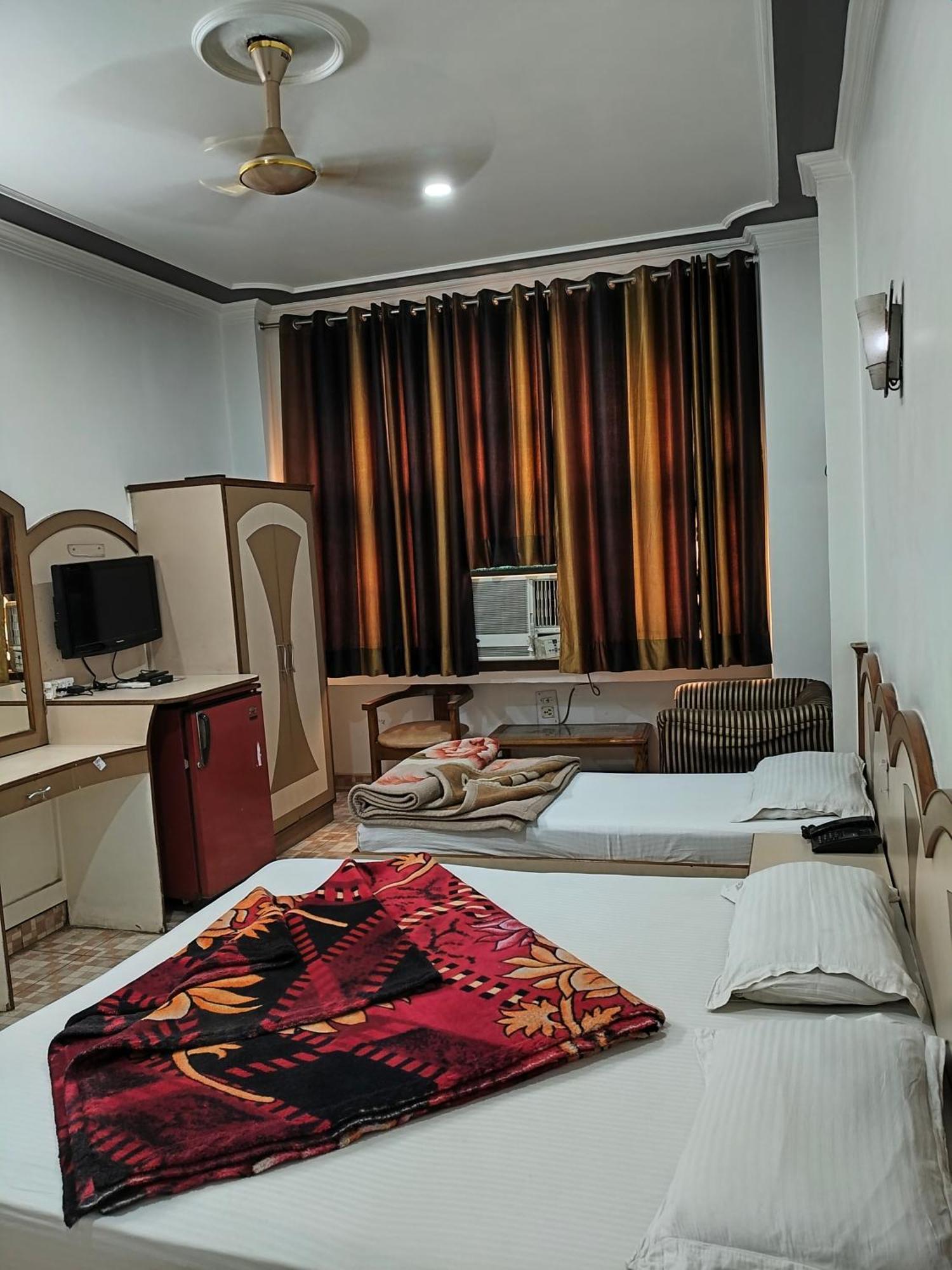 Hotel Yatri International New Delhi Bagian luar foto