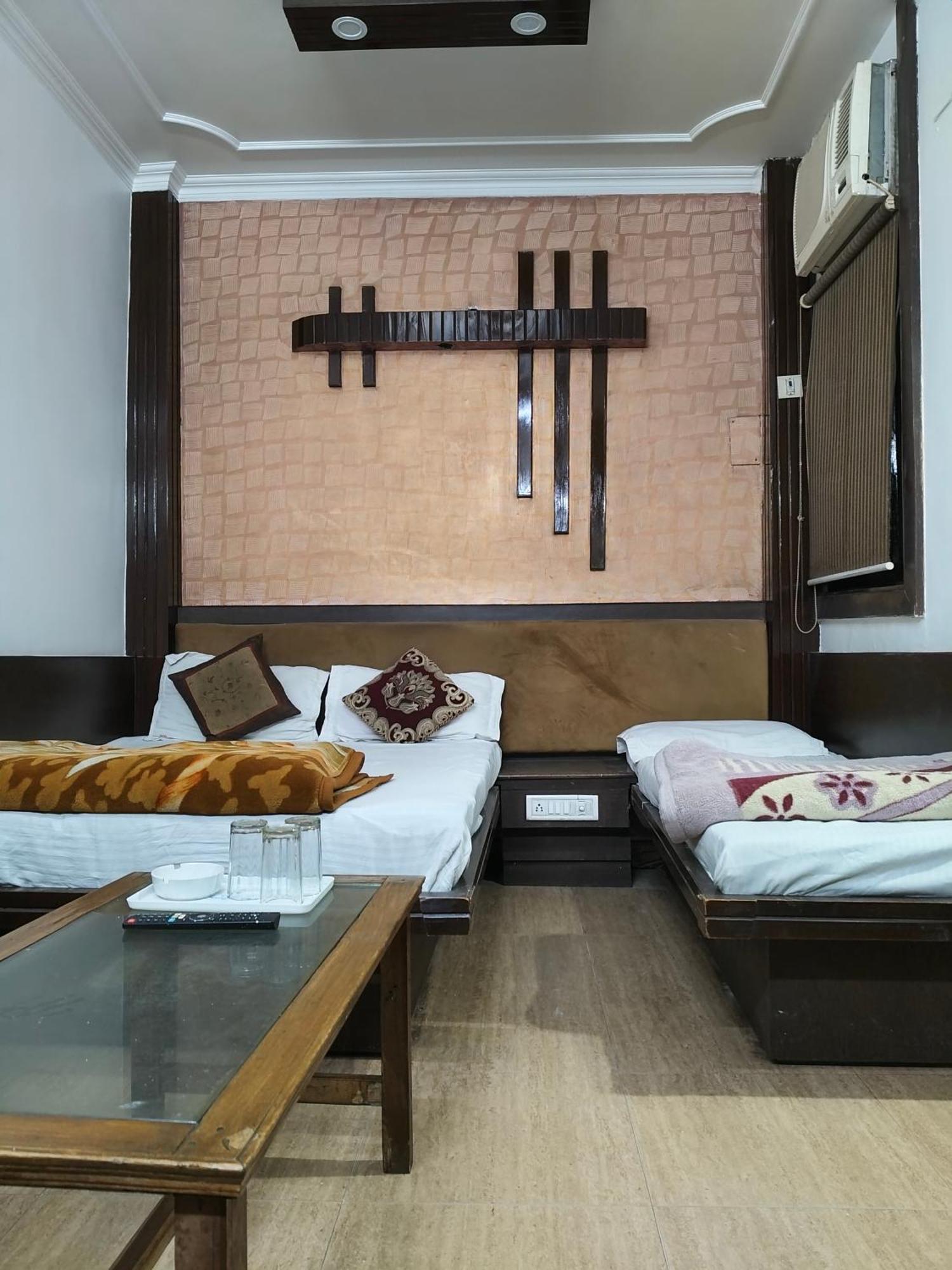 Hotel Yatri International New Delhi Bagian luar foto