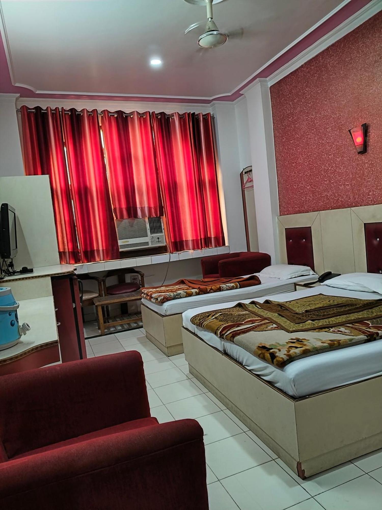 Hotel Yatri International New Delhi Ruang foto