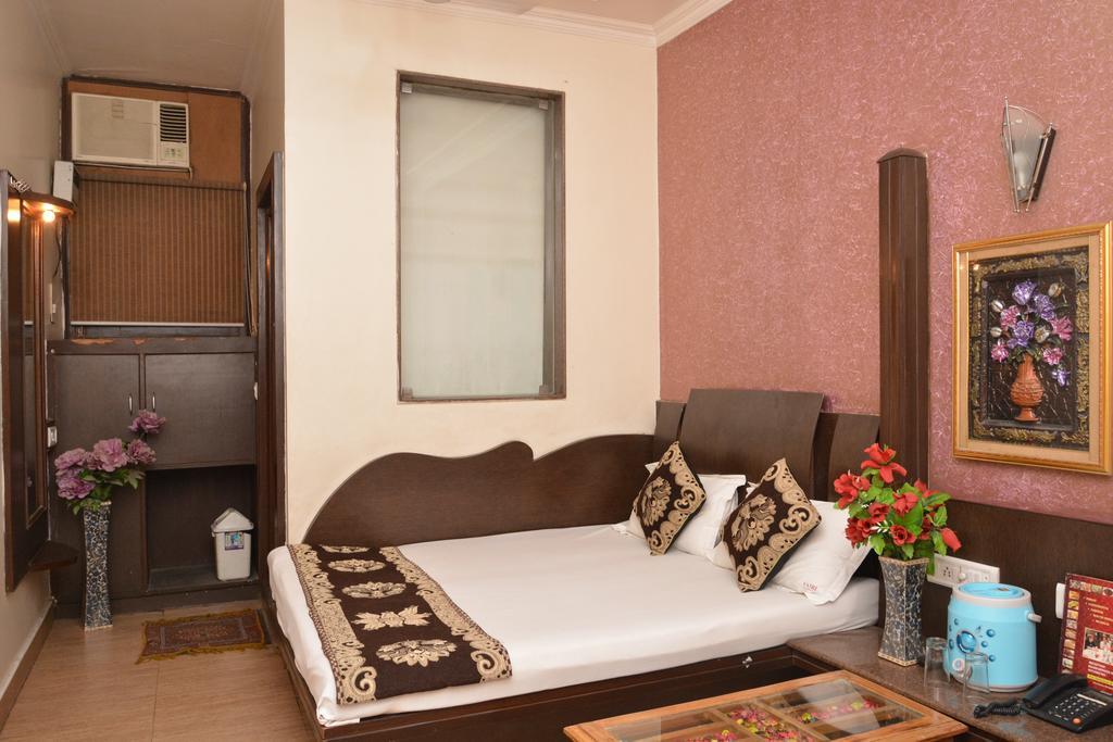 Hotel Yatri International New Delhi Bagian luar foto