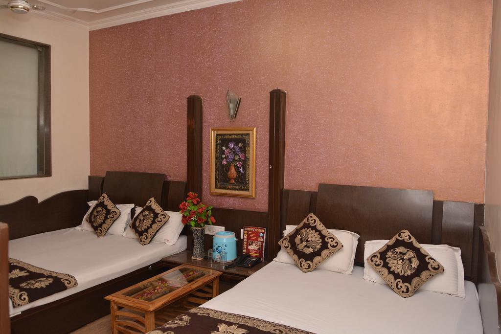 Hotel Yatri International New Delhi Bagian luar foto