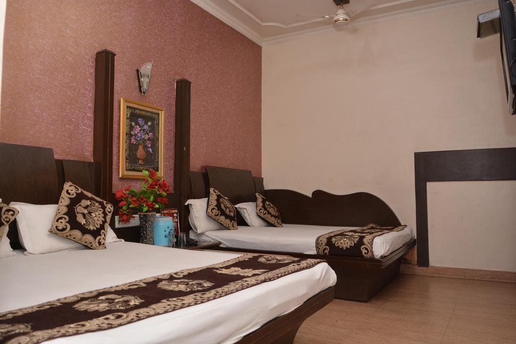 Hotel Yatri International New Delhi Bagian luar foto