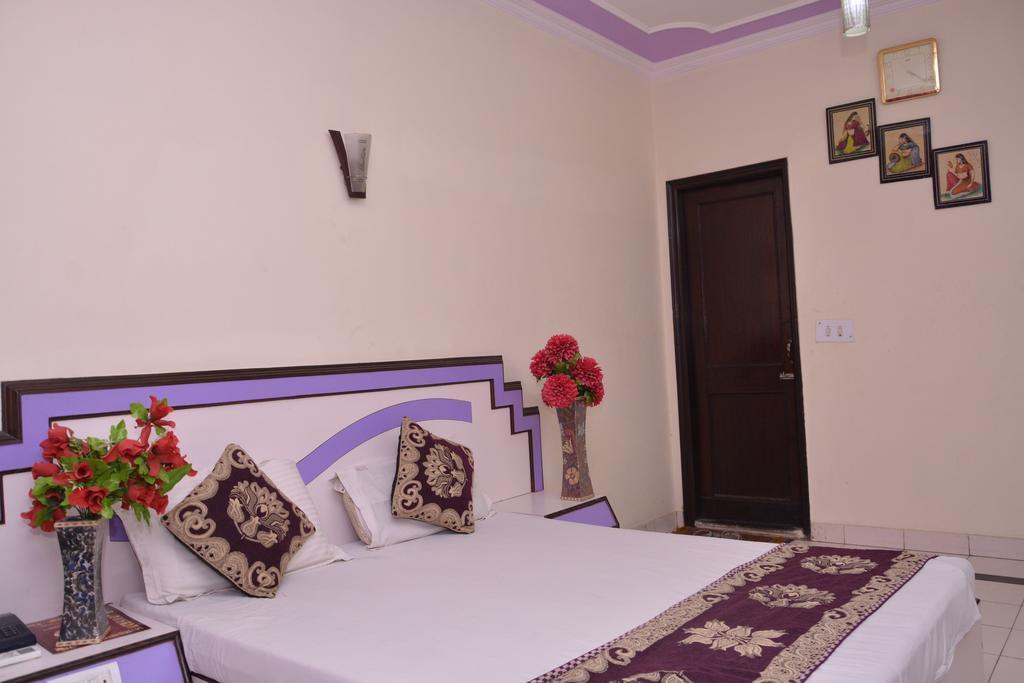 Hotel Yatri International New Delhi Bagian luar foto