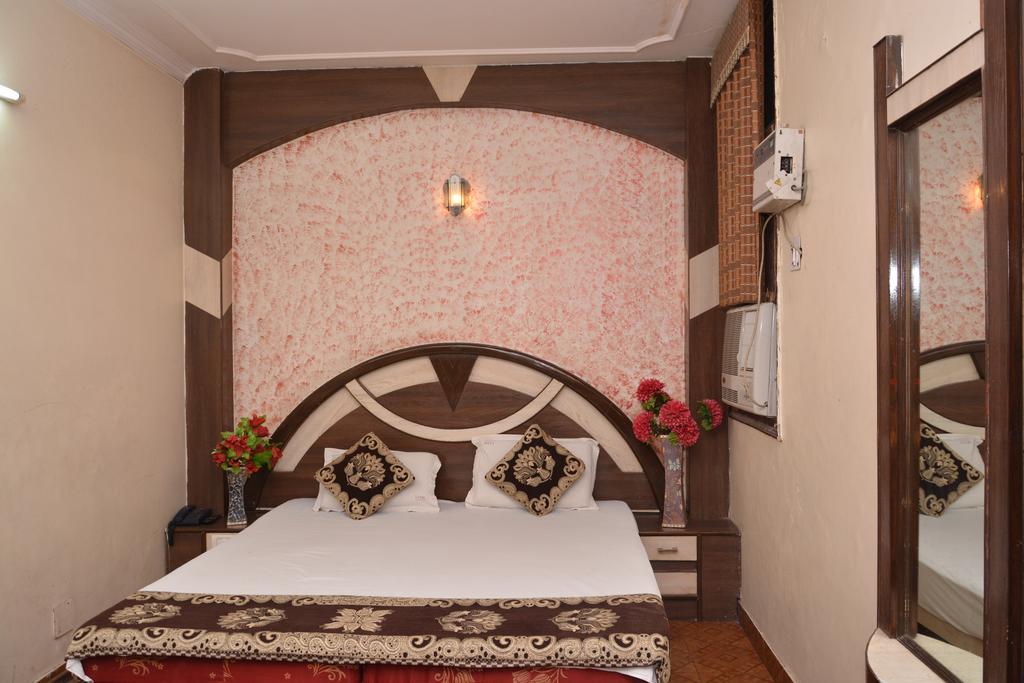 Hotel Yatri International New Delhi Bagian luar foto