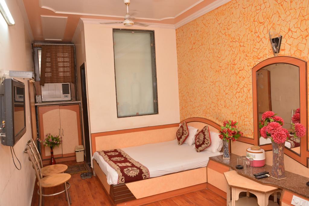 Hotel Yatri International New Delhi Bagian luar foto