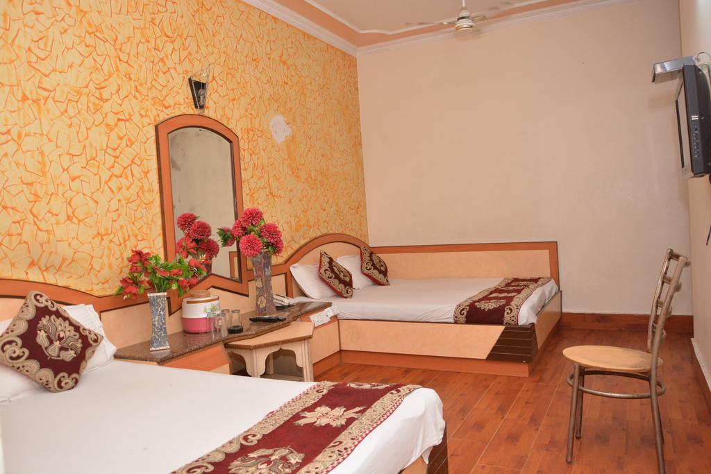 Hotel Yatri International New Delhi Bagian luar foto