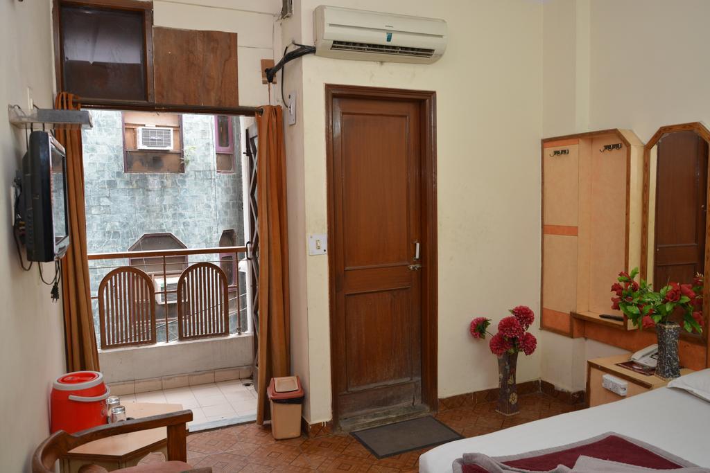 Hotel Yatri International New Delhi Bagian luar foto