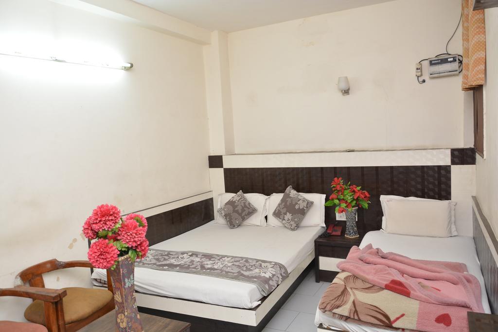 Hotel Yatri International New Delhi Bagian luar foto