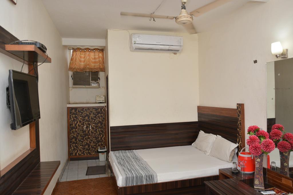 Hotel Yatri International New Delhi Bagian luar foto