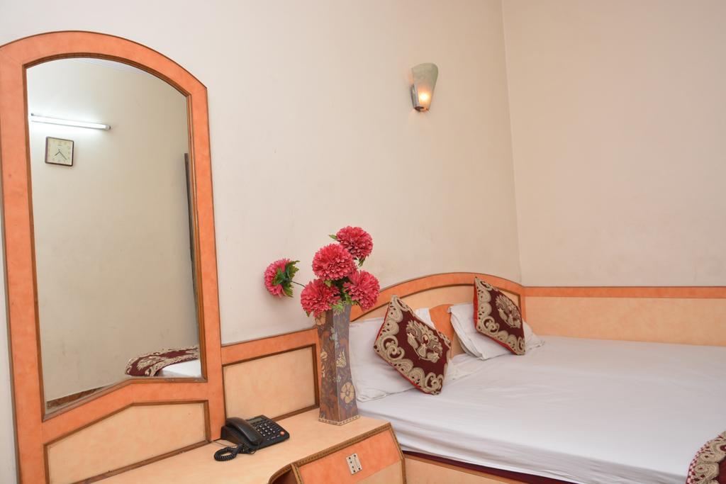 Hotel Yatri International New Delhi Bagian luar foto
