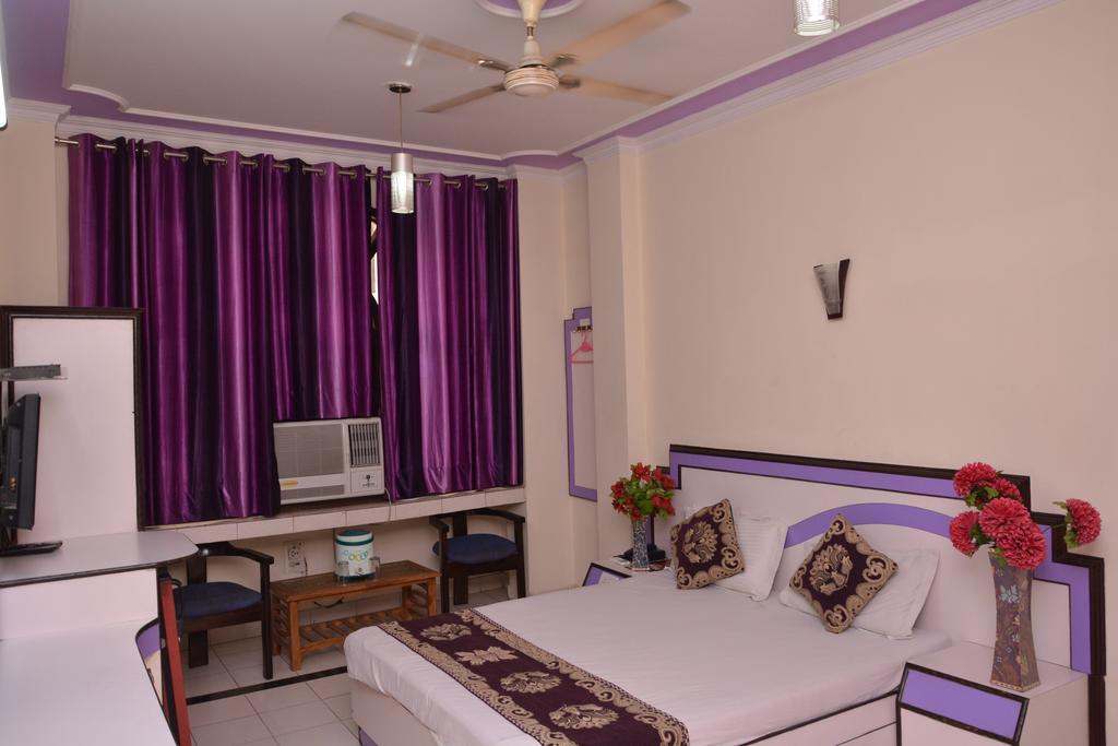 Hotel Yatri International New Delhi Bagian luar foto