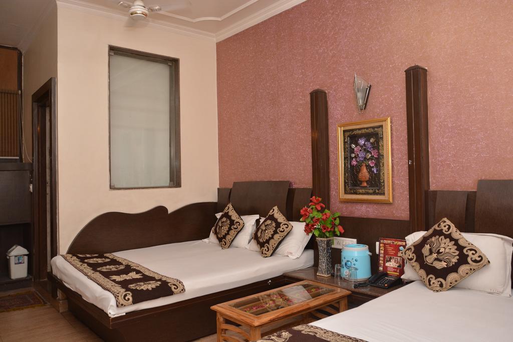 Hotel Yatri International New Delhi Bagian luar foto