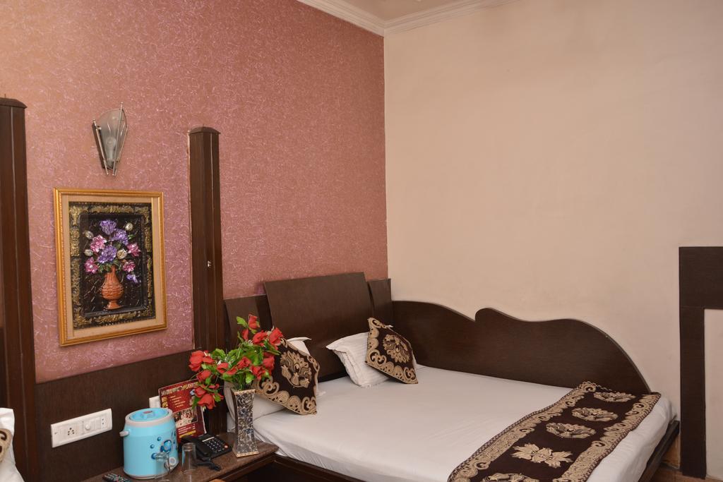 Hotel Yatri International New Delhi Bagian luar foto