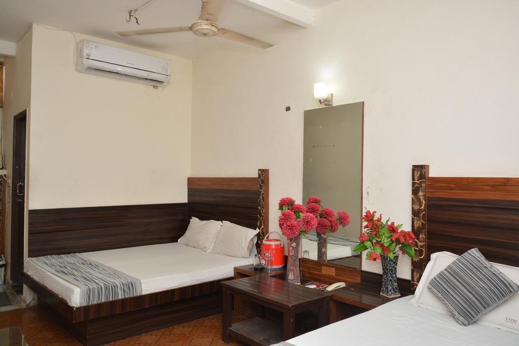 Hotel Yatri International New Delhi Bagian luar foto