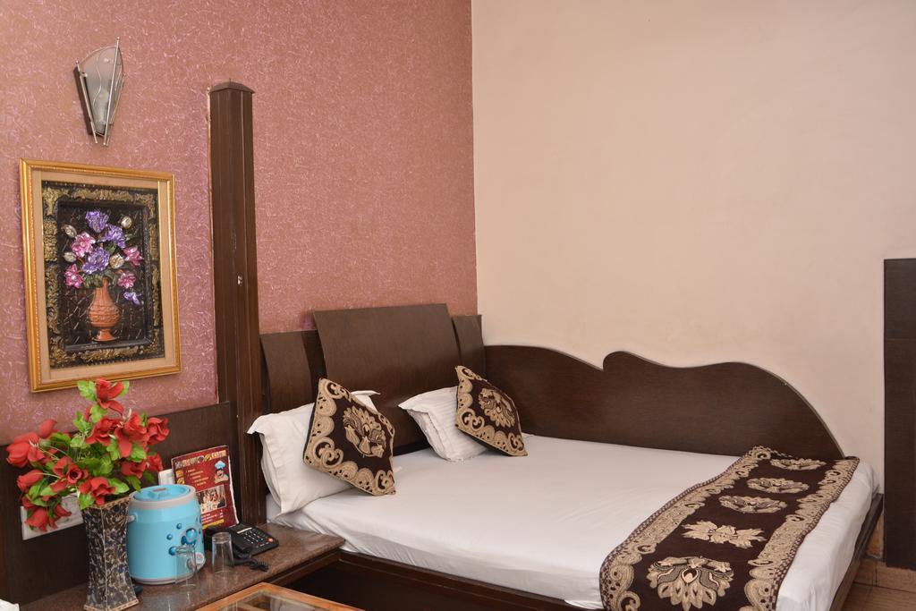 Hotel Yatri International New Delhi Bagian luar foto