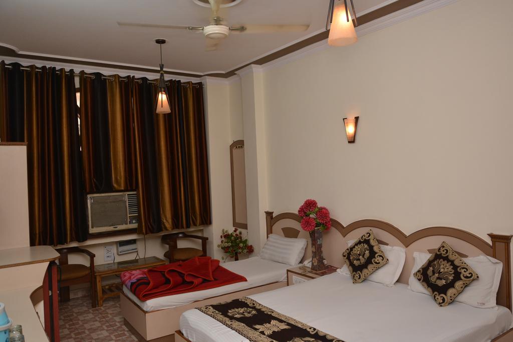 Hotel Yatri International New Delhi Bagian luar foto