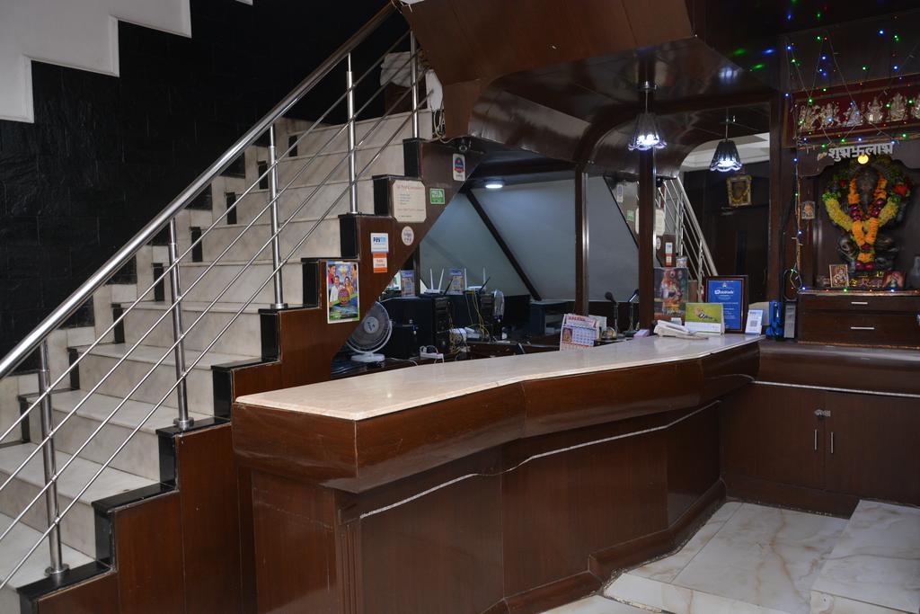 Hotel Yatri International New Delhi Bagian luar foto
