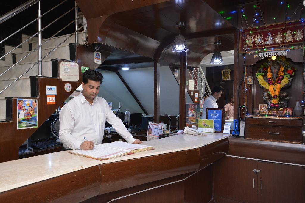 Hotel Yatri International New Delhi Bagian luar foto