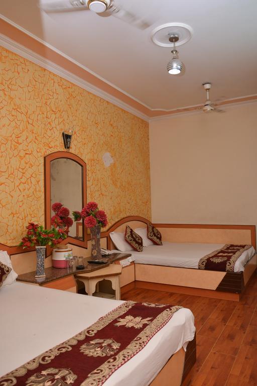 Hotel Yatri International New Delhi Bagian luar foto