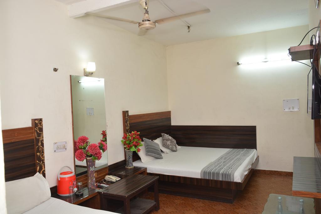 Hotel Yatri International New Delhi Bagian luar foto