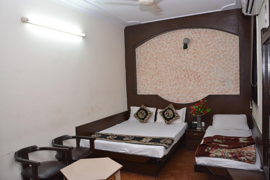 Hotel Yatri International New Delhi Bagian luar foto