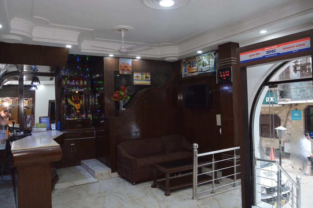 Hotel Yatri International New Delhi Bagian luar foto